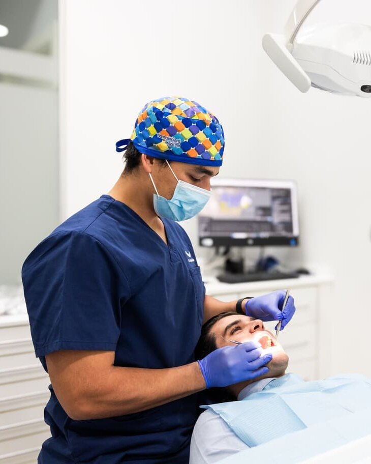 dr alejandro robles realizando tratamiento paciente robladent
