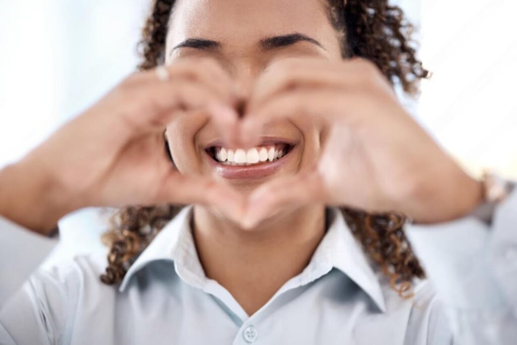 paciente sonriendo formando corazon con manos