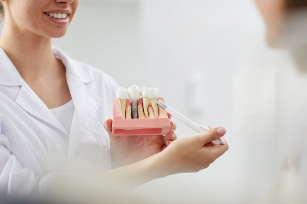 robladent prosperidad dentista mostrando modelo dental a paciente